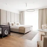 Adele Apartahotel